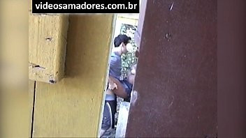 Play Voyeur filma casal jovem fodendo, até ser descoberto gravando vídeo