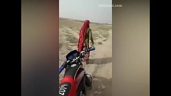 Play खेत में चोदा
