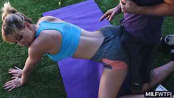 Play Athletic mom drips on his dick