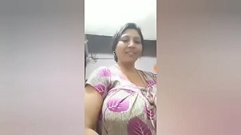 Play Desi Busty Aunty Live