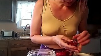 Play Pomegranate juice delicious and healthy drink