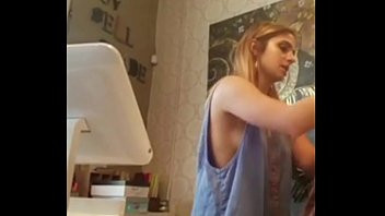 Play Shop girl gets her tits exposed by voyeur
