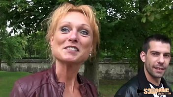 Play Mendy, la milf très sexy se fait enculer en extérieur